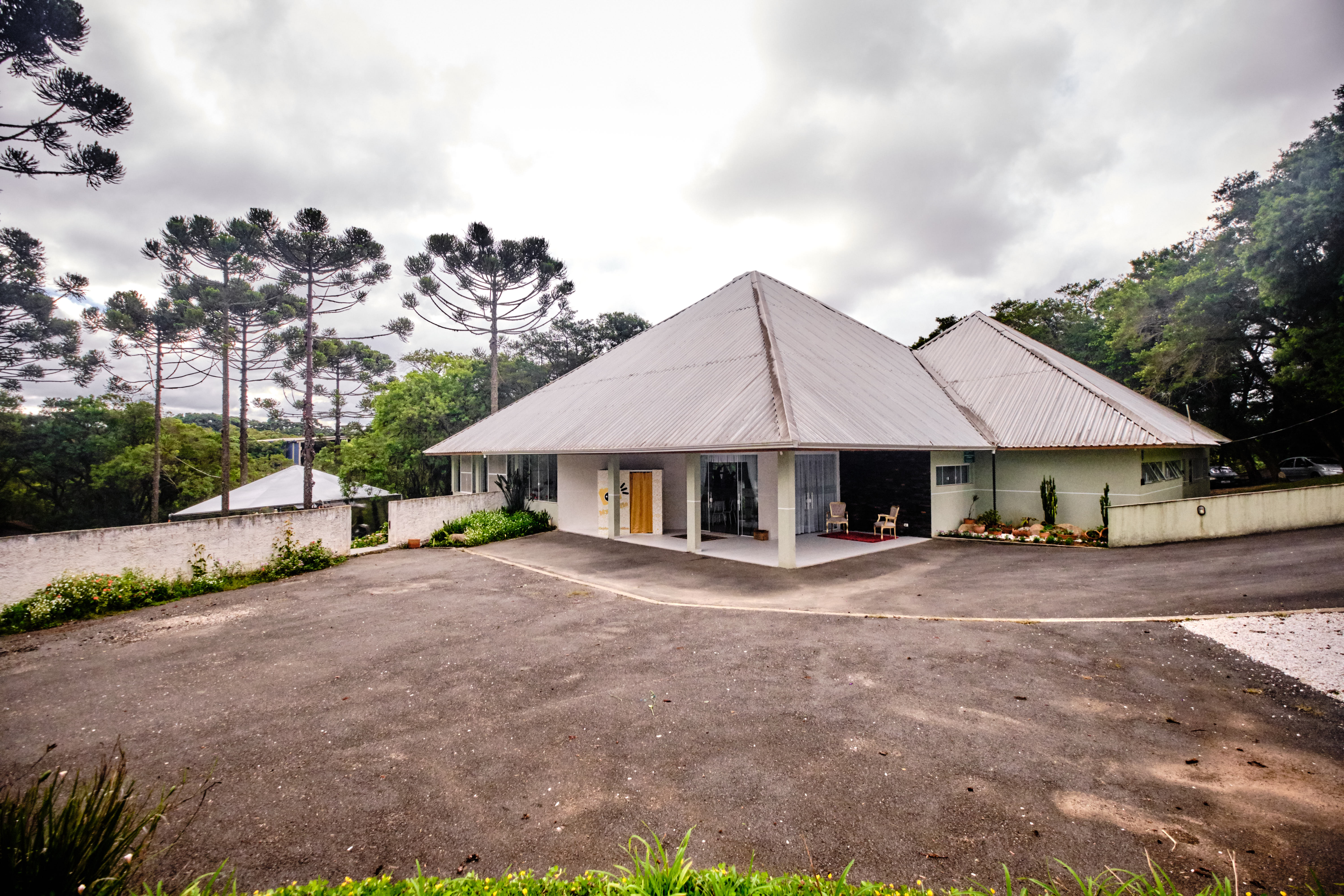 Espaco Wacheski - Fachada com Araucarias