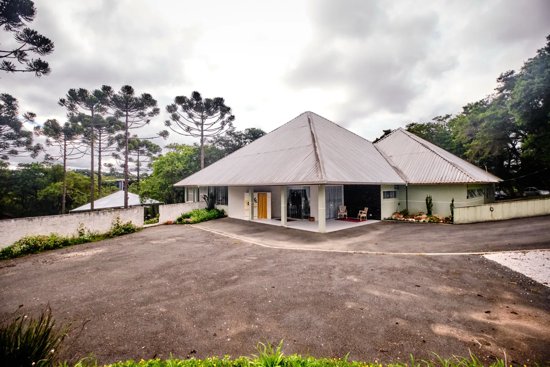 Espaço Wacheski - Fachada com Araucárias