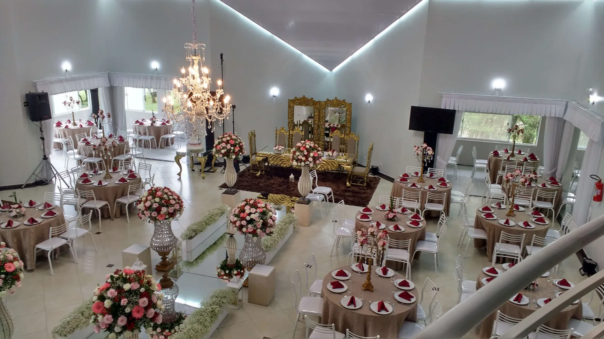 Espaço Wacheski - Salão decorado com lustre e trono dourado visto do mezanino