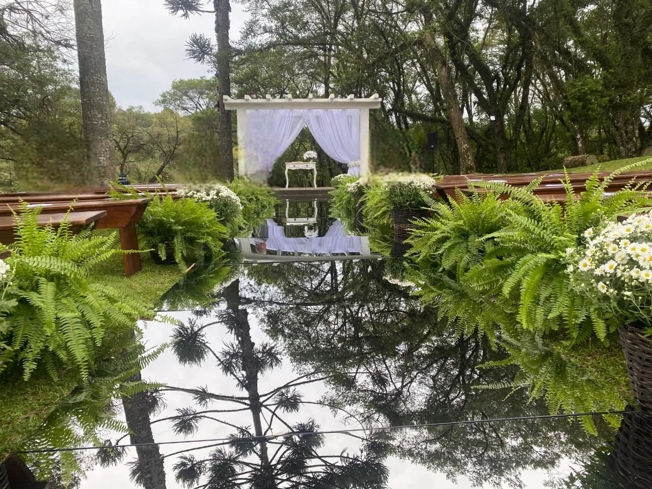 Espaço Wacheski - Cerimônia ao ar livre com passarela espelhada e samambaias