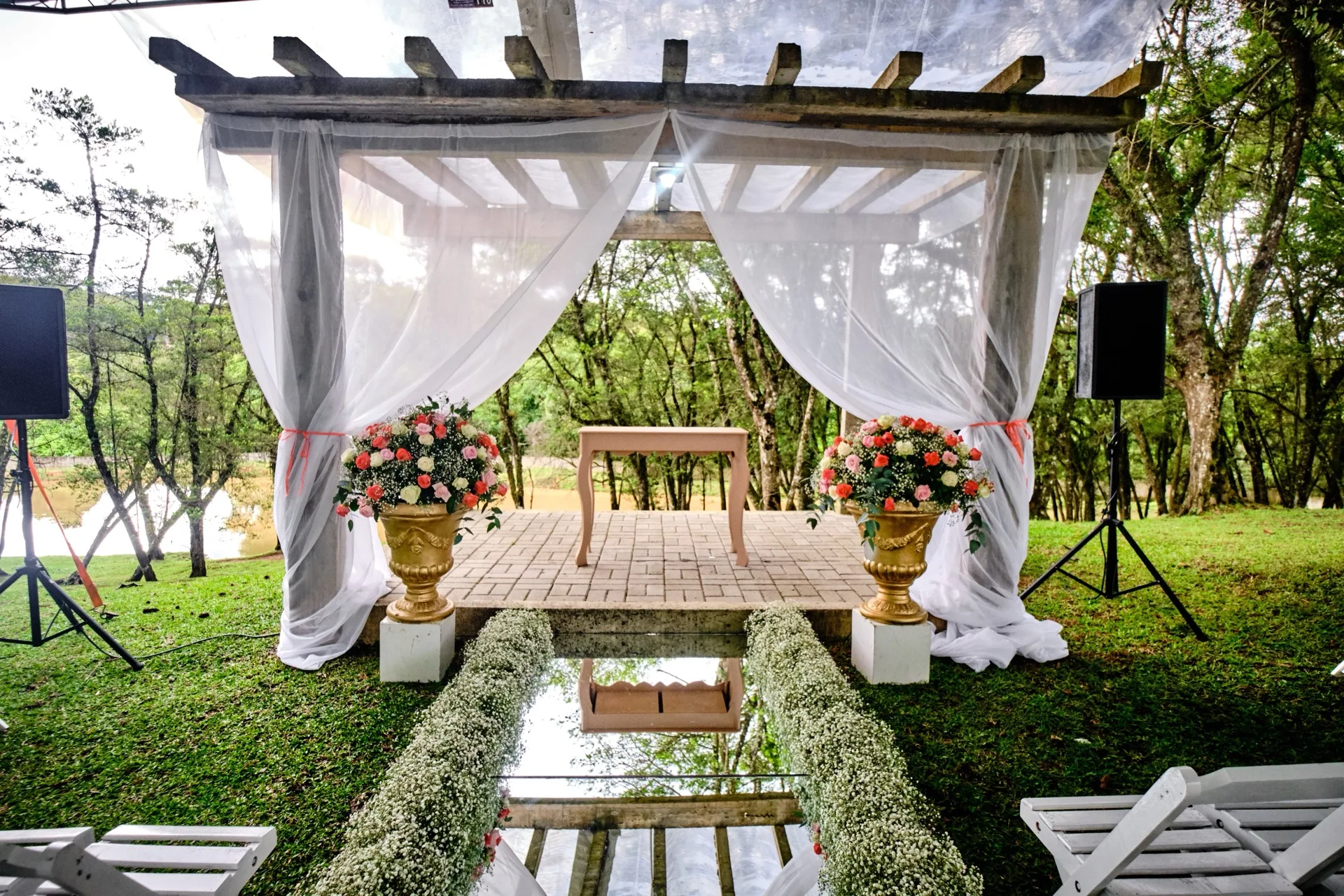 Espaço Wacheski - Pergolado decorado em meio à natureza